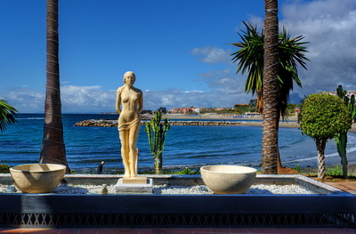 Statue_on_the_seafront.jpg