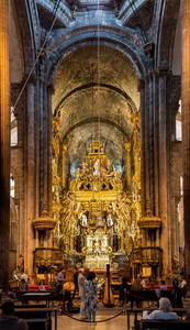 Santiago_de_Compostela_cathedral_interior.jpg