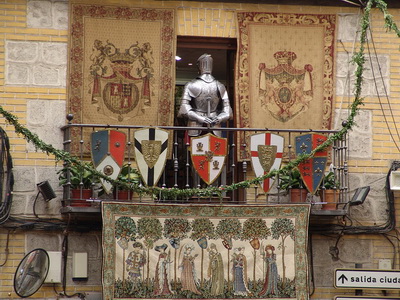 Toledo_decoraciones_heraldicas_el_dia_del_corpus.JPG